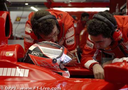 Son casque se marie bien avec la Ferrari