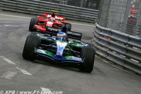 Monaco : Raikkonen : touch�... Coul� ...